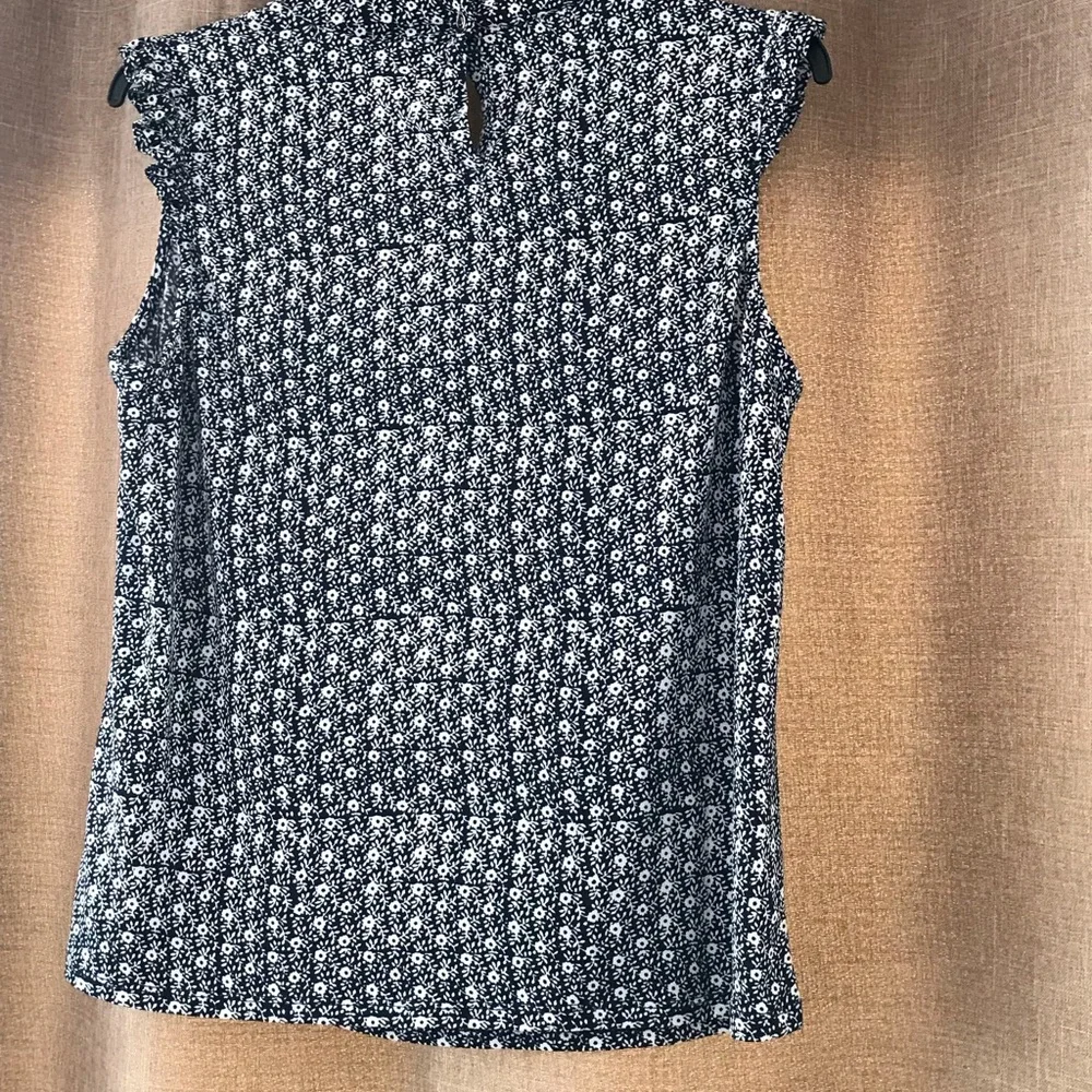NWT. Adriana Papell. Pretty blue top - Picture 2 of 8